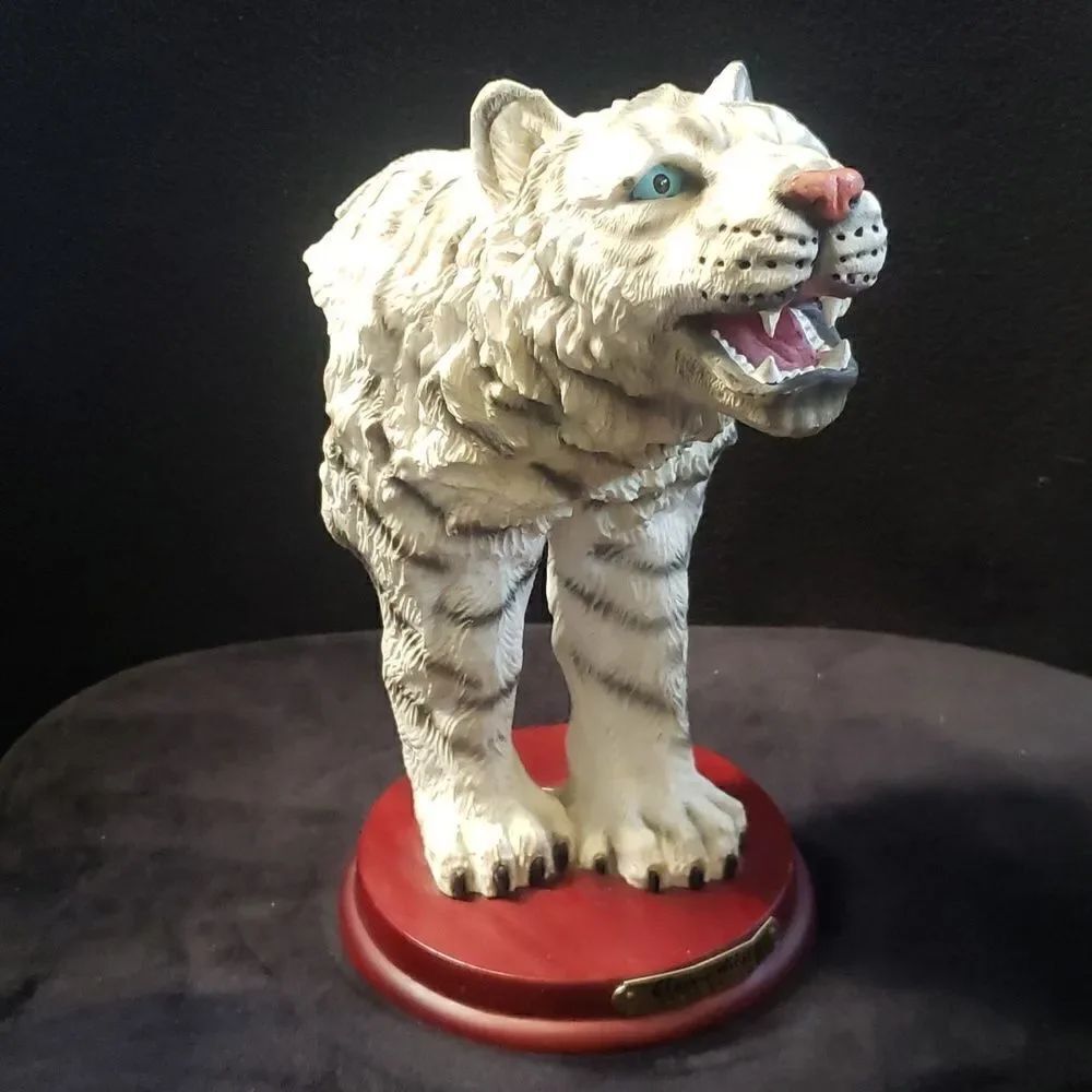 Vintage Classic Wildlife Collection Resin Siberian Tiger Figurine Wood Base